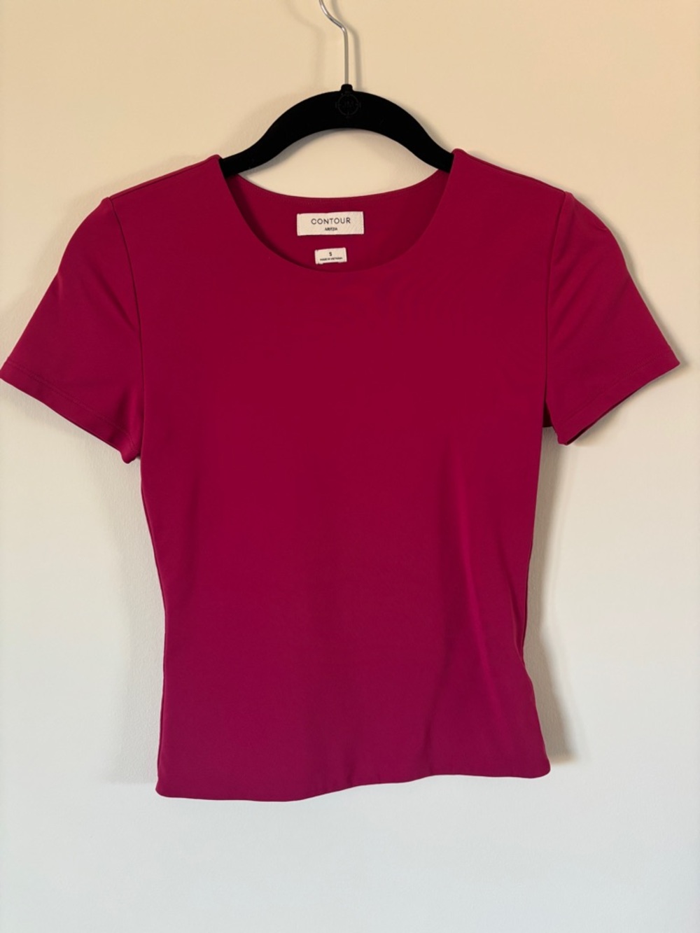 Aritzia Contour Short Sleeve Tee in Deep Fuchsia